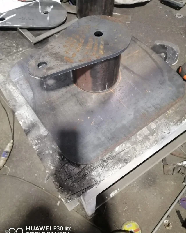 Fabricación de trunnion de izaje, elementos compuestos de cañería soporte tope y media caña. Destinado a maniobra de tandem por cambio de chimenea en horno de plantas petroquímica de Enap refinería Bío Bío.
