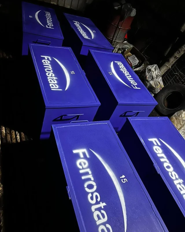 Trazado, corte y dimensionado de planchas para posteriormente, mediante plegado y aporte de soldadura confeccionar cajones de herramientas para cliente Ferrostaal.