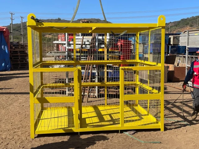 Fabricación de canastillo de carga, destinado a subir y bajar cargas desde altura en equipos estáticos como torres de proceso en la industria petroquímica . Confeccionado para cliente Ferrostaal.