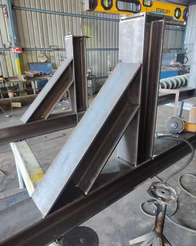 Fabricación de mesa mediante estructuras (vigas HEB 140) utilizada como apoyo auxiliar para cambios de equipos en la industria petroquímica.
