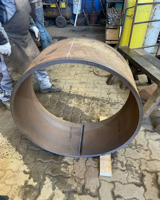 Trazado, corte y dimensionado para posterior cilindrado de planchas en distintos tipos de espesor y materialidad.
Esto con la finalidad de confeccionar parches de refuerzos o insertos en equipos estáticos de la industria petroquímica.